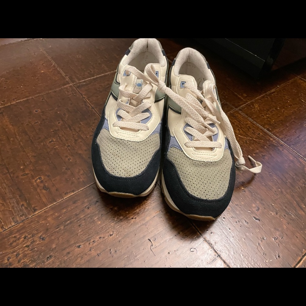 Diadora
